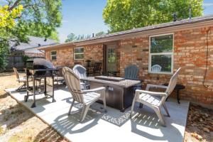 een patio met stoelen en een grill en een huis bij Stadium Oasis in Arlington