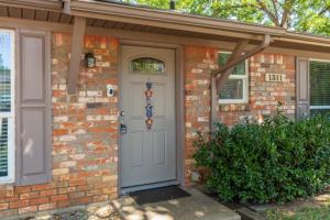 een bakstenen huis met een blauwe deur en een baksteen bij Stadium Oasis in Arlington