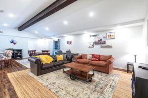 een woonkamer met twee banken en een salontafel bij Stadium Oasis in Arlington