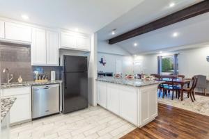 een keuken met witte kasten en een eetkamer bij Stadium Oasis in Arlington