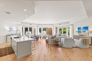 una cucina e un soggiorno con tavolo e sedie di 37 Compass Point South #107 a Watersound Beach