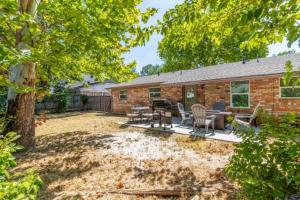 une maison en briques avec une table et des chaises dans une cour dans l'établissement Stadium Oasis, à Arlington