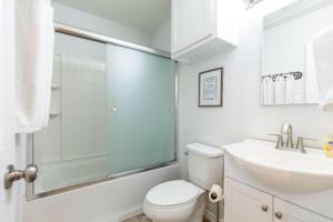 une salle de bains blanche avec toilettes et lavabo dans l'établissement Stadium Oasis, à Arlington 24 autres photos