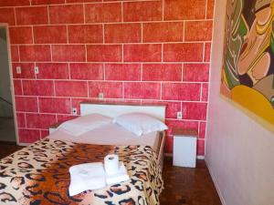 een kamer met een bed met twee handdoeken erop bij Hotel Car in Rio Grande