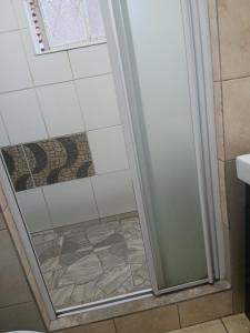 Et badeværelse på 3 Laburnum lodge + 37 billeder