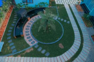 een uitzicht over een tuin met een palmboom bij Palm Wave Beach Resort in Cochin