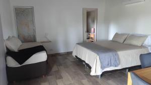 una camera da letto con un letto, un tavolo e una sedia di Cabañas Don Ricardo a Dolores