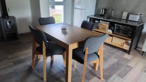 tavolo da pranzo in legno con sedie e bancone di Cabañas Don Ricardo a Dolores