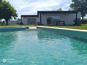 una piscina davanti a una casa di Cabañas Don Ricardo a Dolores