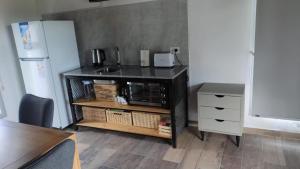 una cucina con bancone, forno a microonde e frigorifero di Cabañas Don Ricardo a Dolores