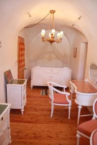 1 dormitorio con cama y lámpara de araña en Bruggerhaus, en Schöder