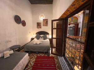 Postel nebo postele na pokoji v ubytování Riad Luna Fes