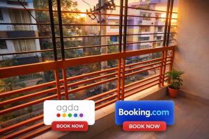 een balkon met uitzicht op een gebouw bij Baral White Rose Hotel in Dhaka