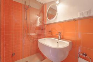 een badkamer met een wastafel en een douche bij Il Porto 19 - Goelba in Porto Azzurro +22 foto's