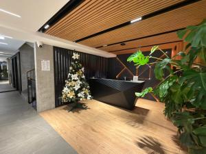 Un árbol de Navidad en medio de una habitación en Vistula Avenue Apartment free Parking, en Cracovia 29 fotos más