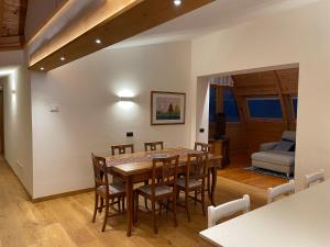 een eetkamer met een tafel en stoelen bij Luna Rossa Dolomiti in Domegge di Cadore
