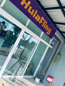 een gebouw met een paars bord erop bij HulaFling Homestay in Ban Bo Han