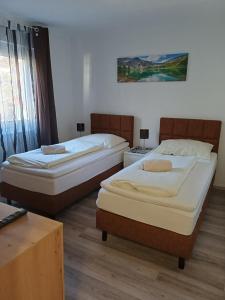 2 aparte bedden in een kamer met 2 tafels bij Haus Piller in Bad Hofgastein