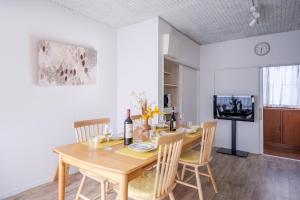 una sala da pranzo con tavolo e sedie in legno di Matsumoto Inn a Matsumoto Altre 58 foto