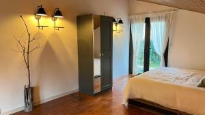 una camera da letto con un letto e una grande finestra di Location à l Océan a Grayan-et-lʼHôpital