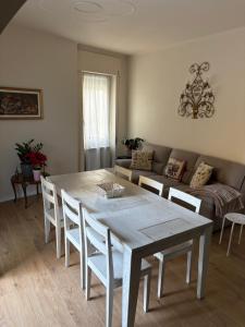 a table and chairs in a living room with a couch at Casa da Victoria in Castrezatto