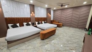 um quarto de hotel com duas camas em um quarto em Hotel Pinaki em Ajmer