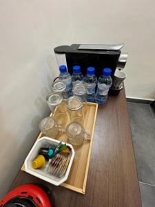 eine Gruppe Flaschen Wasser auf einem Tisch in der Unterkunft Villa Soleil, Face a la Mer C4 in Cotonou