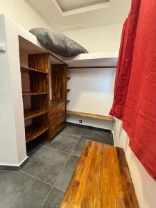 Zimmer mit einem Bett und einem Holztisch in der Unterkunft Villa Soleil, Face a la Mer C4 in Cotonou