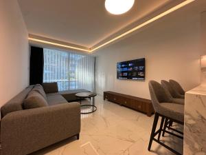 TV/trung tâm giải trí tại Grand Sapphire Luxury Residences 5 by MyGuest Cyprus