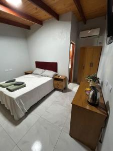 une chambre avec un lit et une table dedans dans l'établissement Cabañas Luna, 