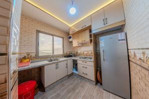 Kuchyň nebo kuchyňský kout v ubytování House Aisha + 28 fotografií