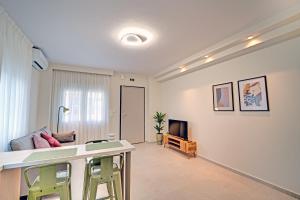 佩雷亚Two Levels的带沙发和电视的客厅