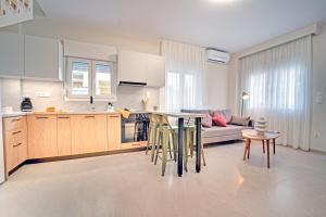 佩雷亚Two Levels的配有桌椅的厨房和客厅