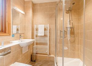 een badkamer met een douche en een wastafel bij Tilford Woods Lodge Retreat in Farnham +53 foto's