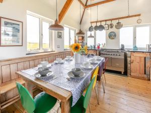 een eetkamer met een tafel en wat stoelen bij Lower Hendra Cottage in Port Isaac