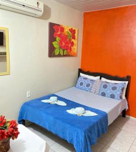 una camera da letto con un letto con due piatti sopra di Pousada Novo Amanhecer a Itarema