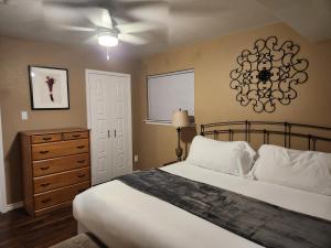 En eller flere senge i et værelse på Game Day Getaway