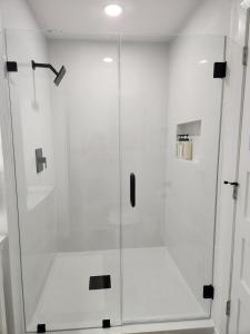 Et badeværelse på Game Day Getaway + 13 billeder