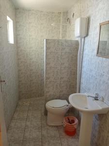 een badkamer met toilet en wastafel bij Hotel Car in Rio Grande