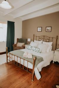 a bedroom with a large bed with towels on it at Gegund Guest Accomodation in Parys