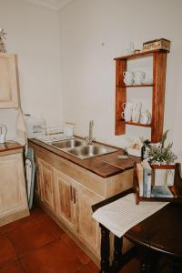 une cuisine avec un évier et un meuble en bois dans l'établissement Gegund Guest Accomodation, à Parys
