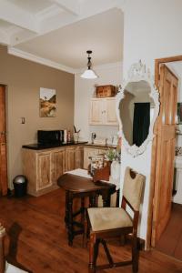 une cuisine avec une table et des chaises dans une pièce dans l'établissement Gegund Guest Accomodation, à Parys