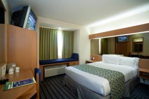 Кровать или кровати в номере Microtel Inn & Suites by Wyndham Chihuahua
