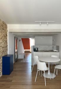 eine Küche und ein Esszimmer mit Tisch und Stühlen in der Unterkunft Tarsilla Appartamenti - Centro Storico in Caorle