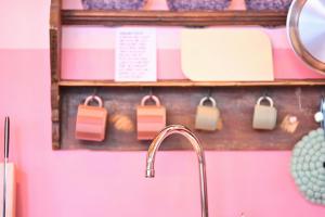 een plank met een heleboel prijskaartjes aan de muur bij Garden Apartment in Flachau