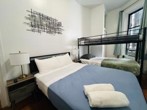 Postel nebo postele na pokoji v ubytování Manhattan Central at Times Square