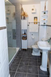 Koupelna v ubytování The Enniskillen Hideaway + 14 fotografií