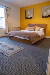 Postel nebo postele na pokoji v ubytování The Enniskillen Hideaway