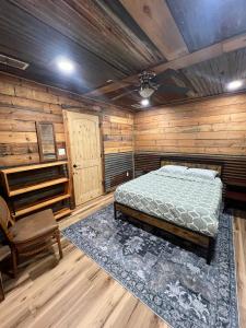 En eller flere senge i et værelse på The Blues House Yellow Rose Canyon