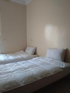 Postel nebo postele na pokoji v ubytování dar lhajja